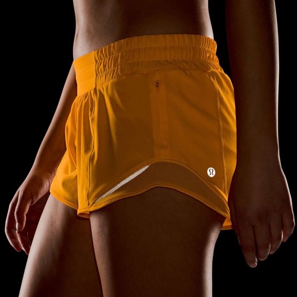 LAST ONE ‼️ Lululemon Hotty Hot Low-Rise Lined Short 2.5" Clementine Size 4 🍊✨ - Picture 3 of 7